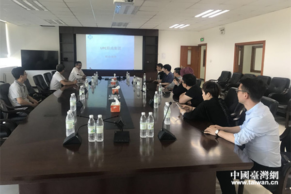 盤錦聯(lián)成化學(xué)總經(jīng)理耿興智為參訪團(tuán)成員介紹企業(yè)及產(chǎn)品情況 盤錦聯(lián)成化學(xué)總經(jīng)理耿興智為參訪團(tuán)成員介紹企業(yè)及產(chǎn)品情況