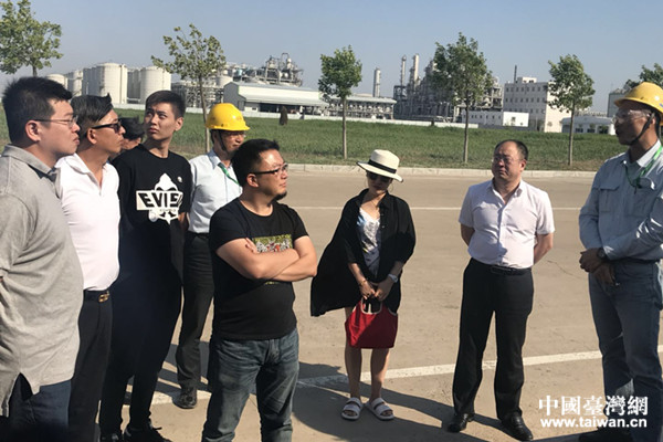 長春化工(盤錦)有限公司副總經(jīng)理葉仕文(右一)為參訪團(tuán)成員介紹企業(yè)情況 長春化工(盤錦)有限公司副總經(jīng)理葉仕文(右一)為參訪團(tuán)成員介紹企業(yè)情況