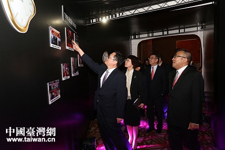 領導嘉賓與會長一同觀看臺協發展歷程 領導嘉賓與會長一同觀看臺協發展歷程