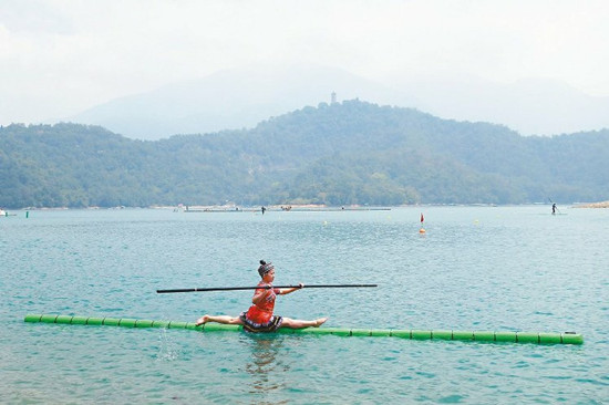 貴州選手“獨竹漂”橫渡日月潭驚呆臺灣民眾(圖)