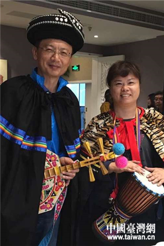 媒體團(tuán)記者穿上少數(shù)民族服裝 媒體團(tuán)記者穿上少數(shù)民族服裝