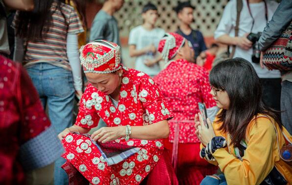 臺灣學生觀看苗家刺繡工藝 臺灣學生觀看苗家刺繡工藝