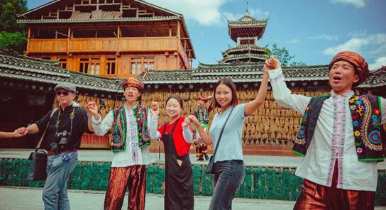 師生們與侗族姑娘小伙一同“踩歌堂” 師生們與侗族姑娘小伙一同“踩歌堂”