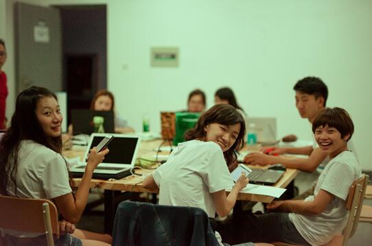 黔臺學生們進行文創產品設計 黔臺學生們進行文創產品設計