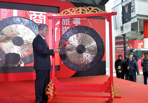 寧夏回族自治區(qū)黨委副書記崔波為寧夏文化旅游商品展鳴鑼開幕。 寧夏回族自治區(qū)黨委副書記崔波為寧夏文化旅游商品展鳴鑼開幕。