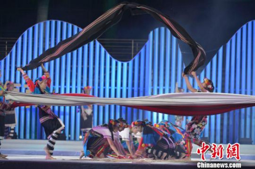 8月8日晚,來(lái)自臺(tái)灣新世紀(jì)文化藝術(shù)團(tuán)和海南保亭檳榔谷民俗歌舞團(tuán)的演員,在海南保亭聯(lián)袂演出舞蹈《盾牌·織布舞》。 駱云飛 攝