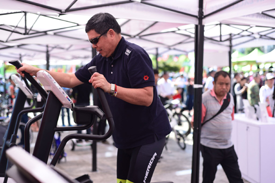車架與前叉的重量僅1公斤的頂級公路自行車、可單手折疊的便攜式跑步機、防蚊蟲且抗UV的“蚊瘋不動”戶外裝,還有能準確偵測心房顫動、預知中風的血壓計,行李箱造型、能提供緊急醫療用電與戶外電力的“可攜式的儲能系統”、首度全車采用航空等級超輕量碳纖維的折疊車等等,現場展品琳瑯滿目,新穎的理念和精巧的設計都讓人贊嘆不已。