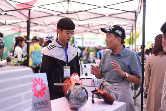 車架與前叉的重量僅1公斤的頂級公路自行車、可單手折疊的便攜式跑步機、防蚊蟲且抗UV的“蚊瘋不動”戶外裝,還有能準確偵測心房顫動、預知中風的血壓計,行李箱造型、能提供緊急醫療用電與戶外電力的“可攜式的儲能系統”、首度全車采用航空等級超輕量碳纖維的折疊車等等,現場展品琳瑯滿目,新穎的理念和精巧的設計都讓人贊嘆不已。