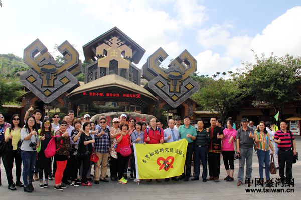 兩岸記者團在檳榔谷合影。(海南省臺聯供圖) 兩岸記者團在檳榔谷合影。(海南省臺聯供圖)