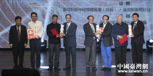 海南省臺辦主任劉耿為洛夫、雨弦、雷平陽、雁西授予兩岸詩會桂冠詩人獎。 海南省臺辦主任劉耿為洛夫、雨弦、雷平陽、雁西授予兩岸詩會桂冠詩人獎。