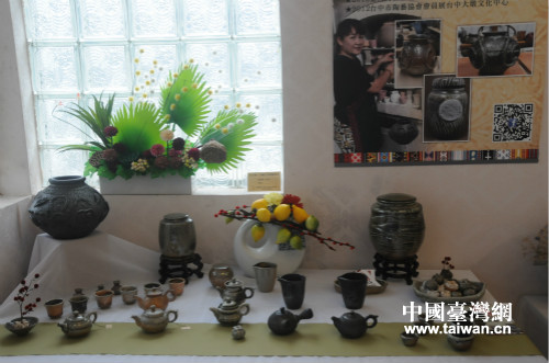 臺灣陶藝家帶來具有排灣族群風格的陶器 臺灣陶藝家帶來具有排灣族群風格的陶器