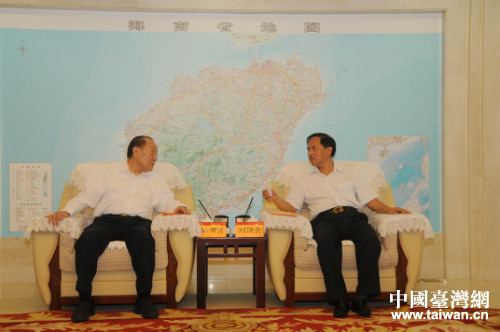 3.2016年6月29日 ,海南省長劉賜貴(右)與臺灣農(nóng)業(yè)專家孫明賢會談(唐小平 攝) 3.2016年6月29日 ,海南省長劉賜貴(右)與臺灣農(nóng)業(yè)專家孫明賢會談(唐小平 攝)