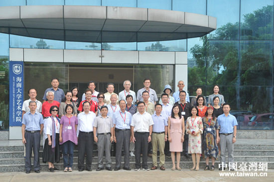 瓊臺書畫名家在海南大學藝術學院合影 瓊臺書畫名家在海南大學藝術學院合影