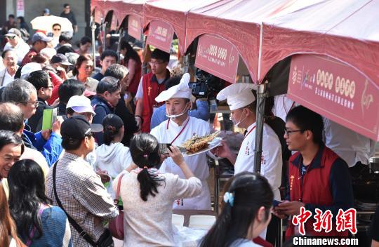 圖為河北美食吸引許多人購買。 河北省文化廳供圖 攝