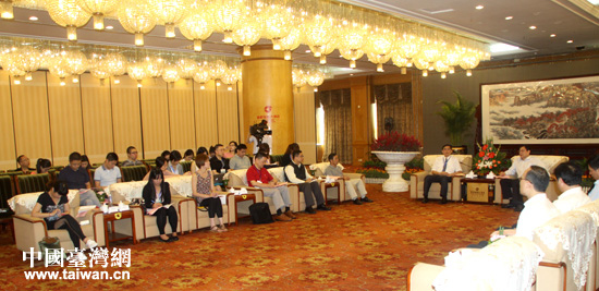 湖南省委副書記、省長杜家毫在長沙會(huì)見了來湘采訪“洞庭湖生態(tài)經(jīng)濟(jì)區(qū)”的海峽兩岸媒體聯(lián)合采訪團(tuán)一行