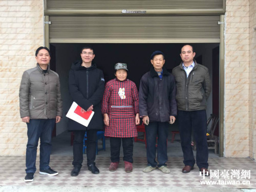 扶貧工作隊(duì)與貧困戶(hù)合影 扶貧工作隊(duì)與貧困戶(hù)合影