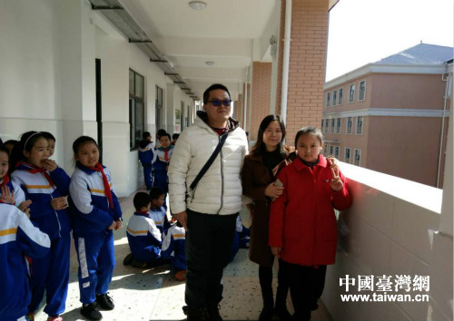 臺(tái)胞小朋友蔡雨涵進(jìn)入大陸新校舍(右一為蔡雨涵,右二為段女士,右三為蔡先生) 臺(tái)胞小朋友蔡雨涵進(jìn)入大陸新校舍(右一為蔡雨涵,右二為段女士,右三為蔡先生)