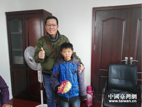 濃濃兩岸同胞情 情暖貧困學子心 濃濃兩岸同胞情 情暖貧困學子心