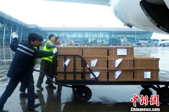 富士康貴州示范工廠首批百臺(tái)平板運(yùn)抵臺(tái)灣