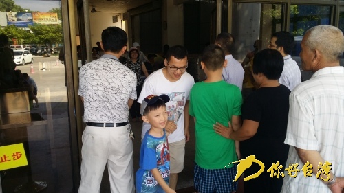 帶著小孩回原鄉過暑假的臺胞 帶著小孩回原鄉過暑假的臺胞