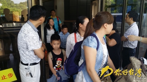 帶著小孩回原鄉過暑假的臺胞 帶著小孩回原鄉過暑假的臺胞