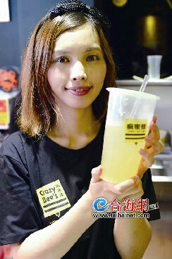 金門姑娘用“瘋蜜蜂”調制兩岸年輕人流行茶飲 金門姑娘用“瘋蜜蜂”調制兩岸年輕人流行茶飲