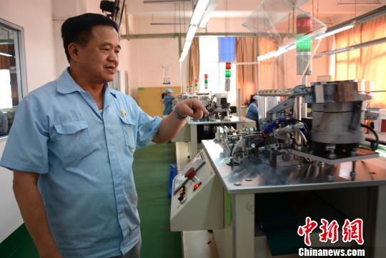 圖為臺資企業福隆電子公司管理部經理李竹藍介紹企業自動化設備更新情況。 張金川 攝