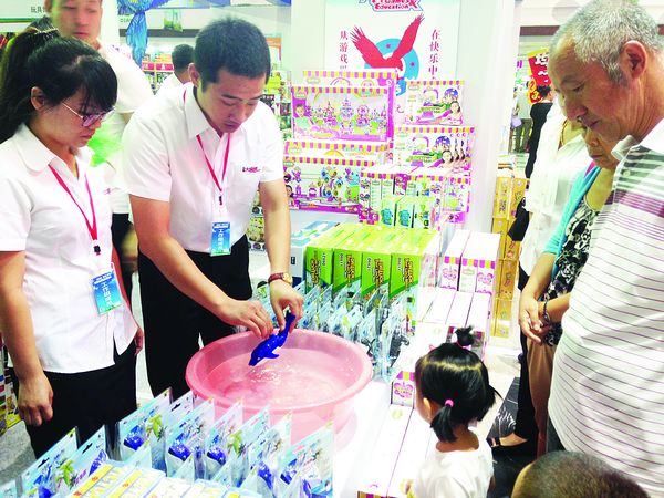 臺(tái)灣名品展洽會(huì)首日吸引7000多人 臺(tái)灣名品展洽會(huì)首日吸引7000多人