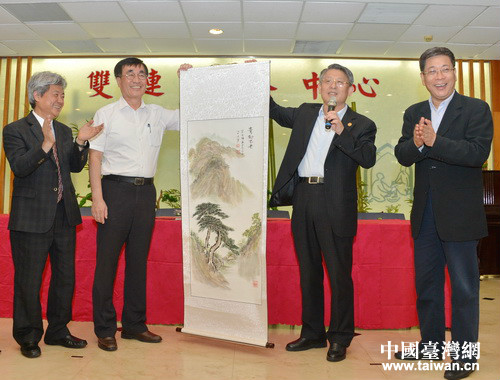 沙海林(右二)向新北市雙連安養中心轉交母親的畫 沙海林(右二)向新北市雙連安養中心轉交母親的畫