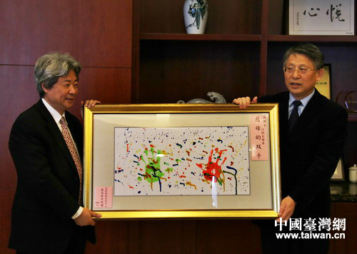 蔡芳文(左)向沙海林轉交母親給上海妹妹的畫 蔡芳文(左)向沙海林轉交母親給上海妹妹的畫