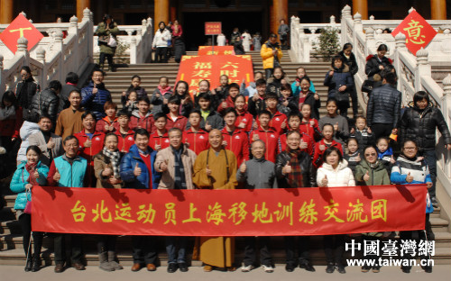 滬臺體操健兒在靜安寺留影 滬臺體操健兒在靜安寺留影