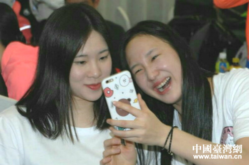 滬臺(tái)運(yùn)動(dòng)員聯(lián)歡速寫(xiě) 滬臺(tái)運(yùn)動(dòng)員聯(lián)歡速寫(xiě)