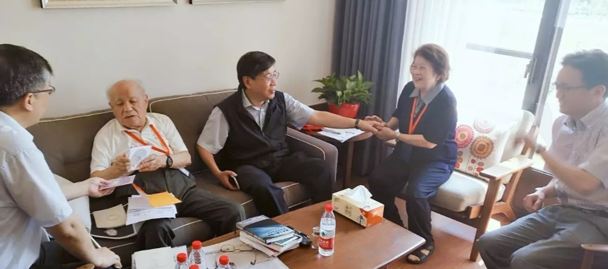 上海市臺辦主任李文輝探望臺灣著名人士陳明忠及夫人 上海市臺辦主任李文輝探望臺灣著名人士陳明忠及夫人