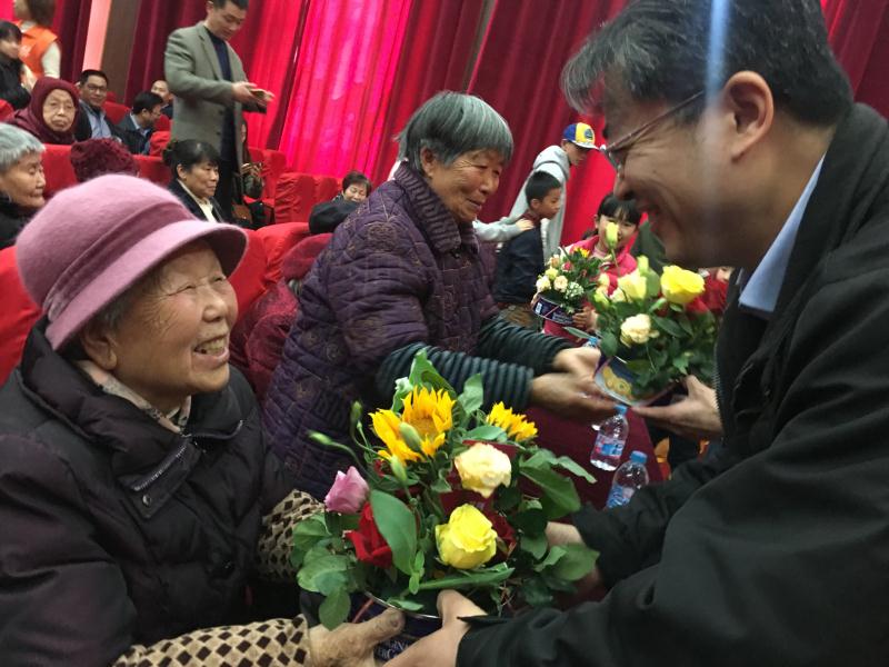 上海市臺協嘉工委舉行獻花贈物敬老活動 上海市臺協嘉工委舉行獻花贈物敬老活動