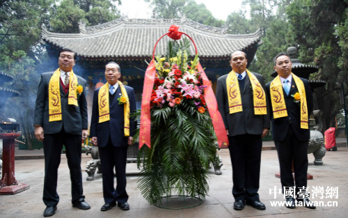 陳鎮(zhèn)湘一行在陵前合影留念 陳鎮(zhèn)湘一行在陵前合影留念