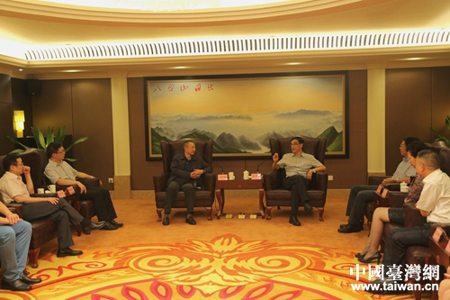 四川省臺辦主任周敏謙與達州市委副書記、市長郭亨孝(右)交換工作意見 四川省臺辦主任周敏謙與達州市委副書記、市長郭亨孝(右)交換工作意見