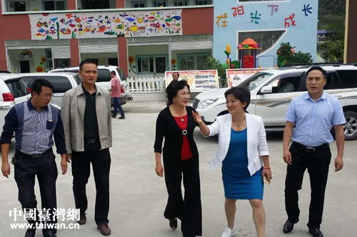 董淑貞(右三)參觀校園 董淑貞(右三)參觀校園