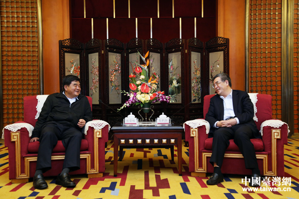 四川省副省長朱鶴新會見臺灣省商業(yè)總會考察團(tuán)一行 四川省副省長朱鶴新會見臺灣省商業(yè)總會考察團(tuán)一行