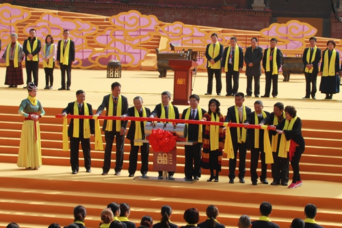 出席開幕式的領導及兩岸嘉賓推桿宣布活動開幕 出席開幕式的領導及兩岸嘉賓推桿宣布活動開幕