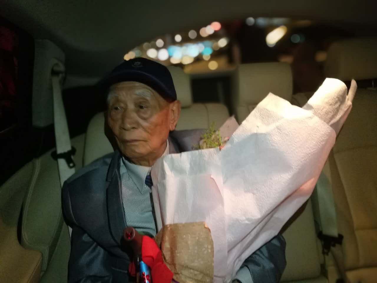 坐在車上,胡定遠回憶著家鄉 坐在車上,胡定遠回憶著家鄉