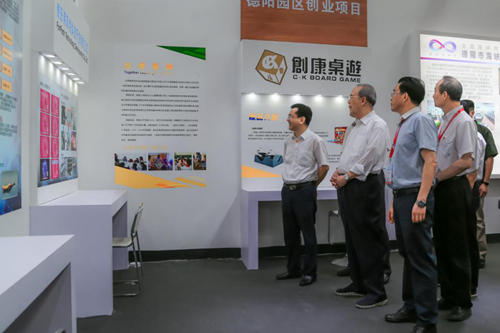 四川省臺辦副主任張軍向兩岸企業家峰會理事長曾培炎介紹在川發展的臺青創業項目 四川省臺辦副主任張軍向兩岸企業家峰會理事長曾培炎介紹在川發展的臺青創業項目