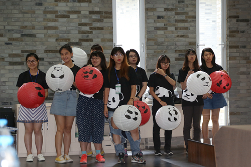 臺灣學生展示文創作品結營儀式現場 臺灣學生展示文創作品結營儀式現場