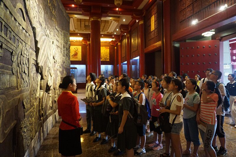 營員們參訪越王樓體會(huì)中華文化 營員們參訪越王樓體會(huì)中華文化