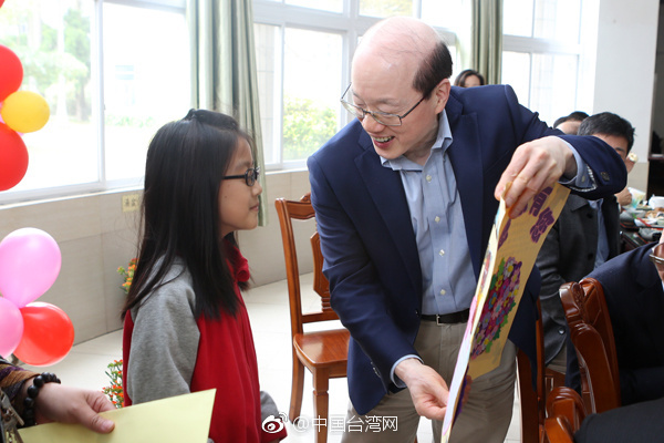 劉結一看望慰問東莞臺商子弟學校師生和家長代表 劉結一看望慰問東莞臺商子弟學校師生和家長代表