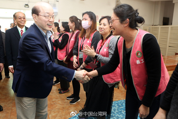 劉結一看望慰問東莞臺商子弟學校師生和家長代表 劉結一看望慰問東莞臺商子弟學校師生和家長代表