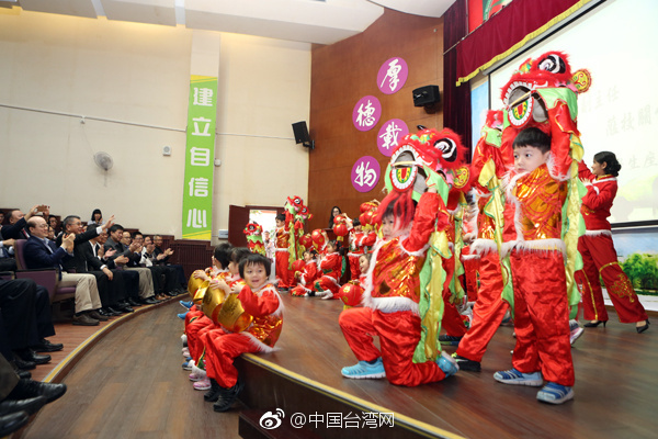 劉結一看望慰問東莞臺商子弟學校師生和家長代表 劉結一看望慰問東莞臺商子弟學校師生和家長代表