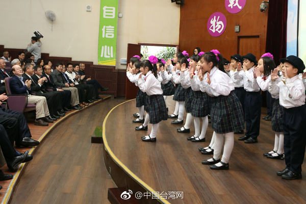 劉結一看望慰問東莞臺商子弟學校師生和家長代表 劉結一看望慰問東莞臺商子弟學校師生和家長代表