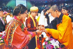 星云法師為百對(duì)新人證婚:贊美像強(qiáng)力膠黏住彼此