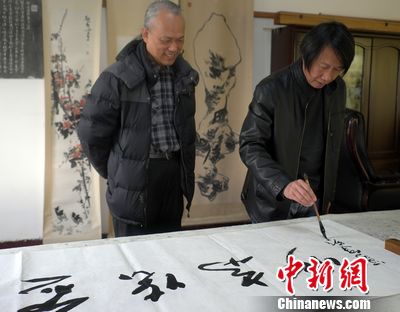 臺灣微雕家陳逢顯參訪江西八大山人紀念館(圖)