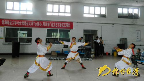 食堂變舞臺,學生們熱情洋溢 食堂變舞臺,學生們熱情洋溢